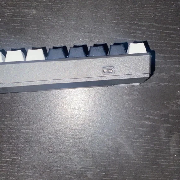 GK61 gaming keyboard 60% , come will wire and has RGB lights